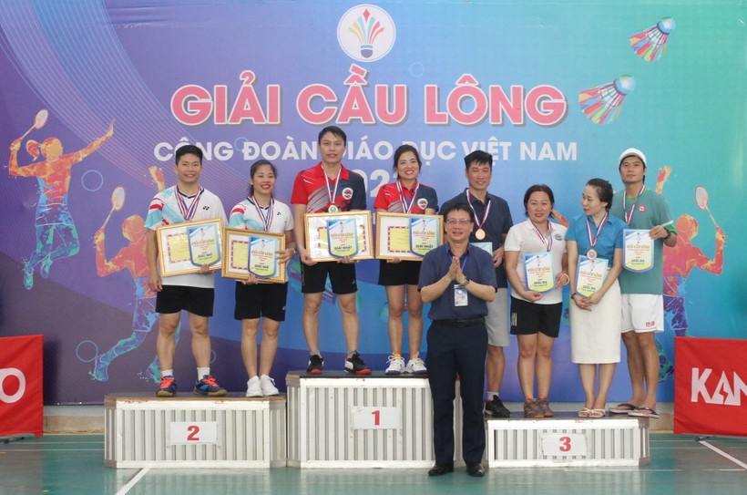 Chủ tịch Công đoàn Giáo dục Việt Nam Nguyễn Ngọc Ân trao giải cho các vận động viên đoạt giải nội dung đôi nam nữ.