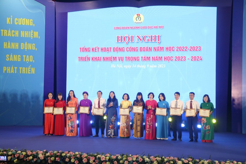 Công đoàn Giáo dục Việt Nam tặng Kỷ niệm chương Vì sự nghiệp xây dựng tổ chức Công đoàn cho các cá nhân.