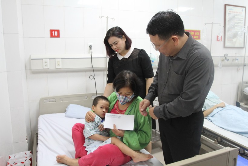 Ông Trần Văn Đạt hỏi thăm và trao quà cho cháu bé nằm viện hiện đang học trường mầm non tại quận Thanh Xuân. ảnh 1