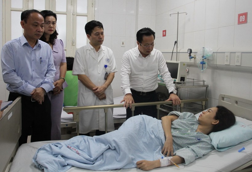 Lãnh đạo Sở GD&ĐT hỏi thăm sức khỏe cô giáo Đặng Thị Hải Yến. ảnh 3