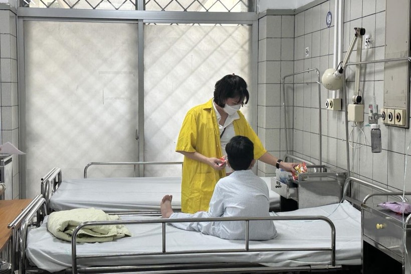 Một học sinh là nạn nhân vụ cháy đang được chăm sóc sức khỏe tại bệnh viện Bạch Mai. ảnh 1
