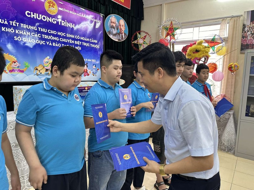 Chủ tịch Công đoàn ngành Giáo dục Hà Nội Đỗ Văn Nam trao quà cho các em học sinh. ảnh 2