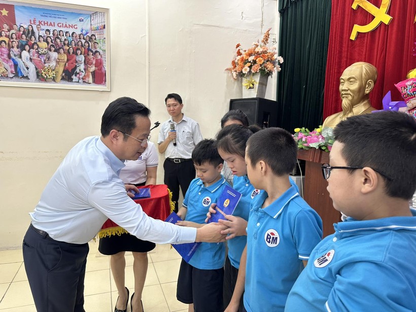 Giám đốc Sở GD&ĐT Hà Nội Trần Thế Cương trao quà cho các em học sinh. ảnh 1
