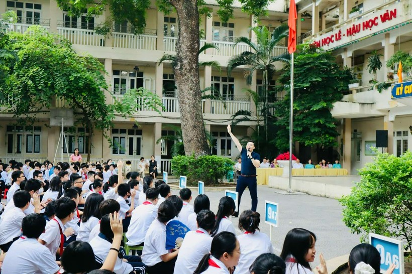 Diễn giả Lã Quang Vinh trao đổi về cách thức phát triển năng lực tự học của học sinh trong kỷ nguyên số. ảnh 2