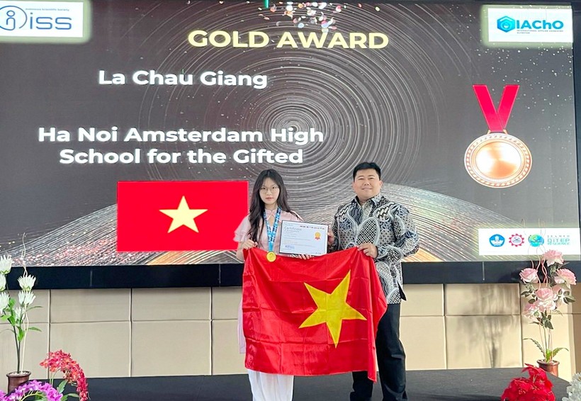 Ban tổ chức trao huy chương Vàng cho học sinh Lã Châu Giang. ảnh 1