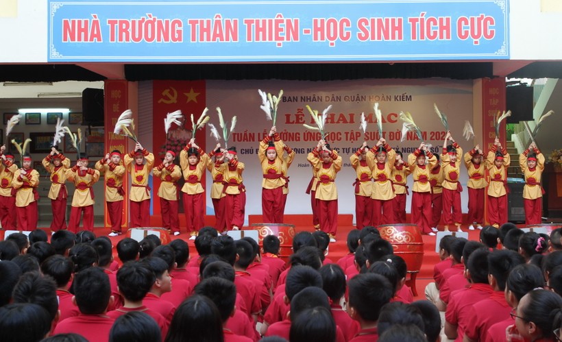 Học sinh quận Hoàn Kiếm biểu diễn văn nghệ chào mừng sự kiện. ảnh 2