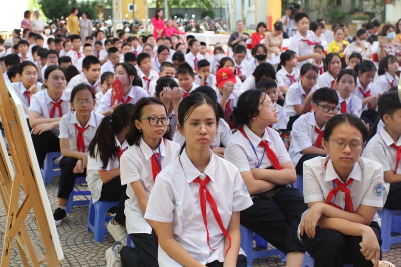 Học sinh Trường THCS Thanh Trì (quận Hoàng Mai) trong lễ khai mạc và phát động Tuần lễ hưởng ứng học tập suốt đời năm 2023. ảnh 1