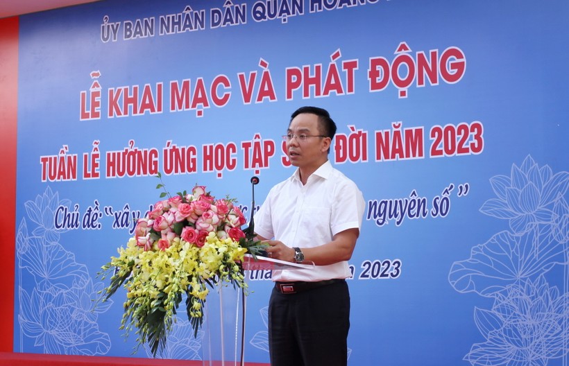 Phó Chủ tịch UBND quận Hoàng Mai Võ Xuân Trọng phát biểu khai mạc. ảnh 2