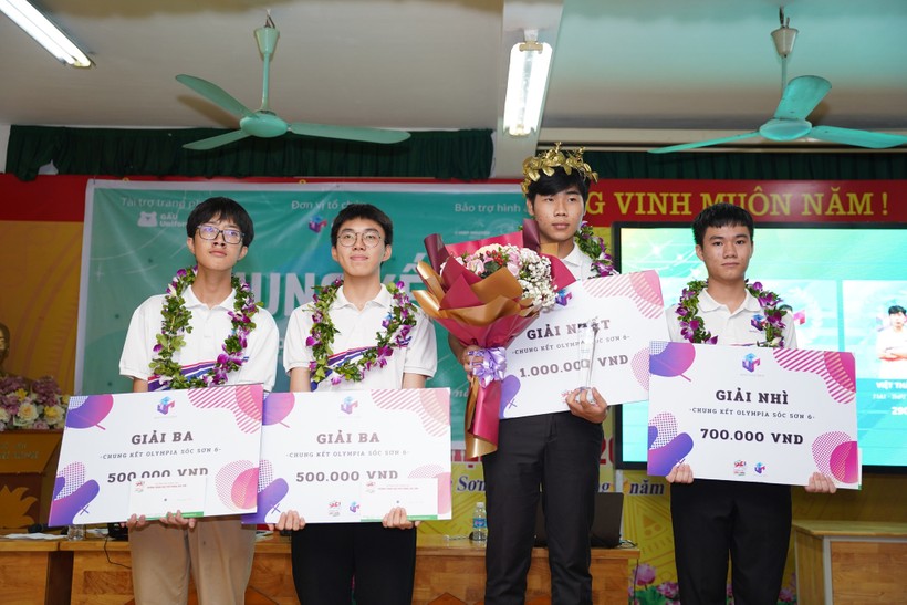 Việt Thành giành giải Nhất cuộc thi Olympia của trường THPT Sóc Sơn. ảnh 1