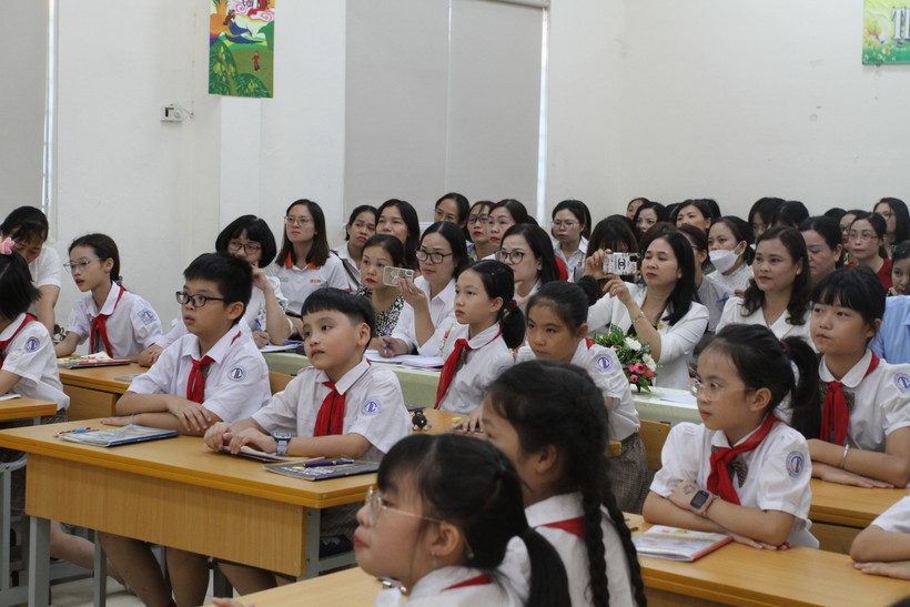 Tiết dạy chuyên đề có sự tham dự của tất cả giáo viên tiếng Anh trên địa bàn quận Hoàng Mai. ảnh 3
