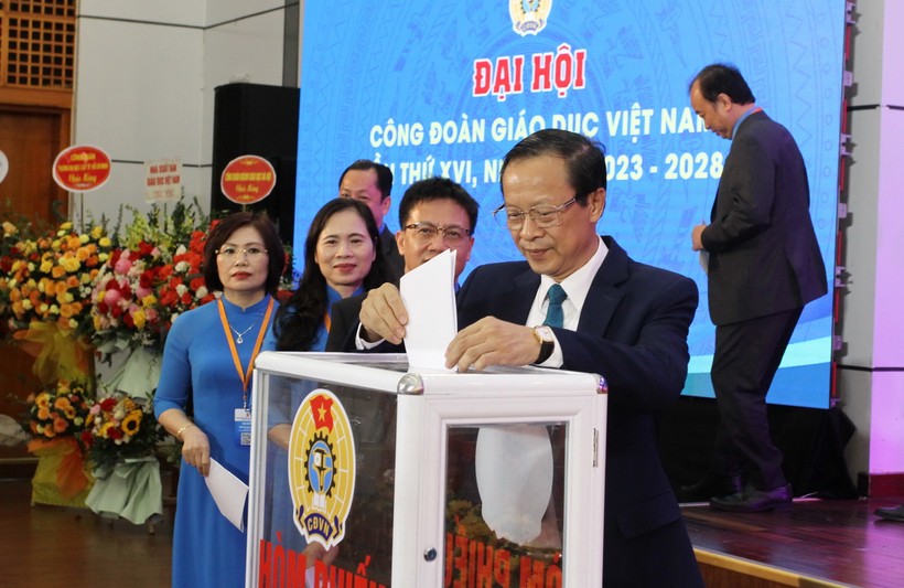 Đoàn chủ tịch bỏ phiếu bầu Ban chấp hành Công đoàn Giáo dục Việt Nam khóa XVI. ảnh 4