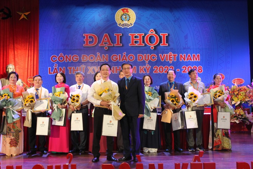 Ông Nguyễn Ngọc Ân tặng hoa tri ân các ủy viên Ban chấp hành CĐGDVN khóa XV không tham gia Ban chấp hành khóa mới. ảnh 3