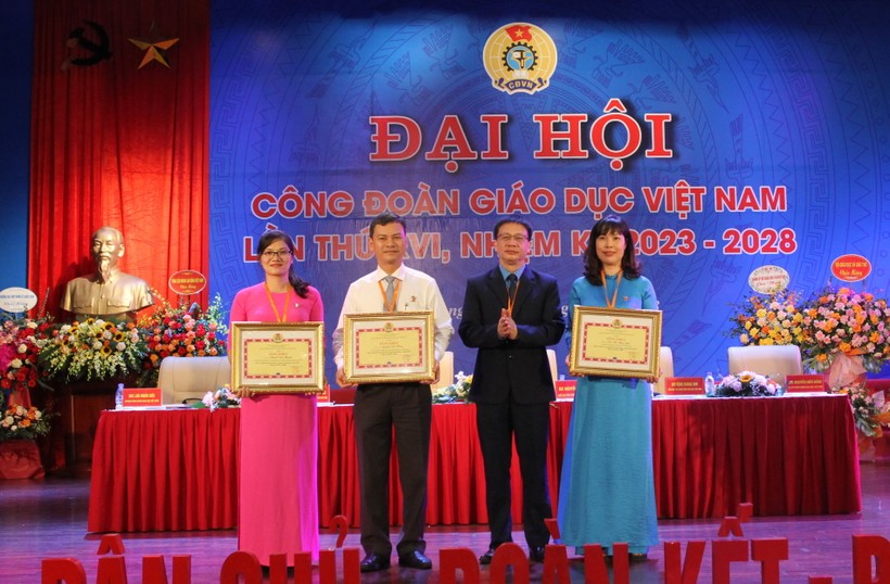 Ông Nguyễn Ngọc Ân trao bằng khen của Công đoàn Giáo dục Việt Nam cho các cá nhân. ảnh 2