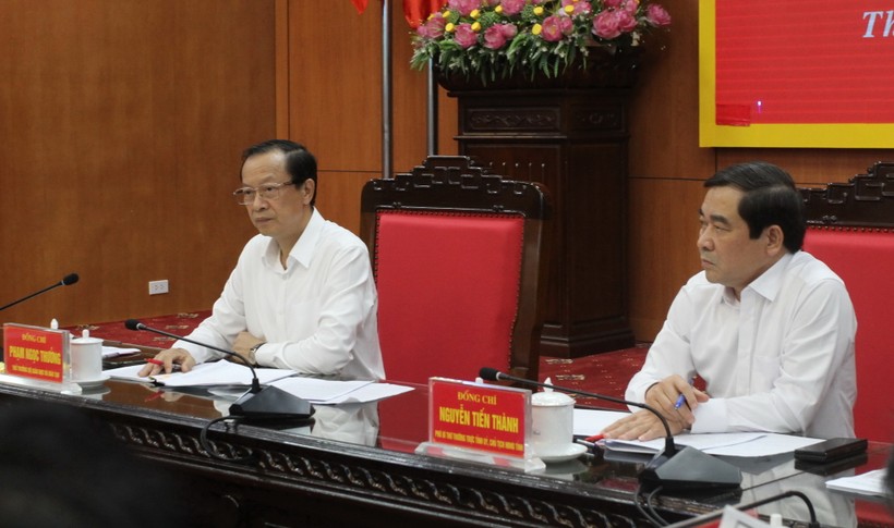 Thứ trưởng Phạm Ngọc Thưởng (bên trái) và Phó bí thư Tỉnh ủy Thái Bình Nguyễn Tiến Thành chủ trì buổi làm việc. ảnh 1