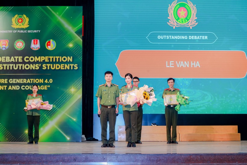 Thí sinh Lê Vân Hà đến từ Học viện Quốc tế nhận giải Tranh biện xuất sắc nhất. ảnh 2