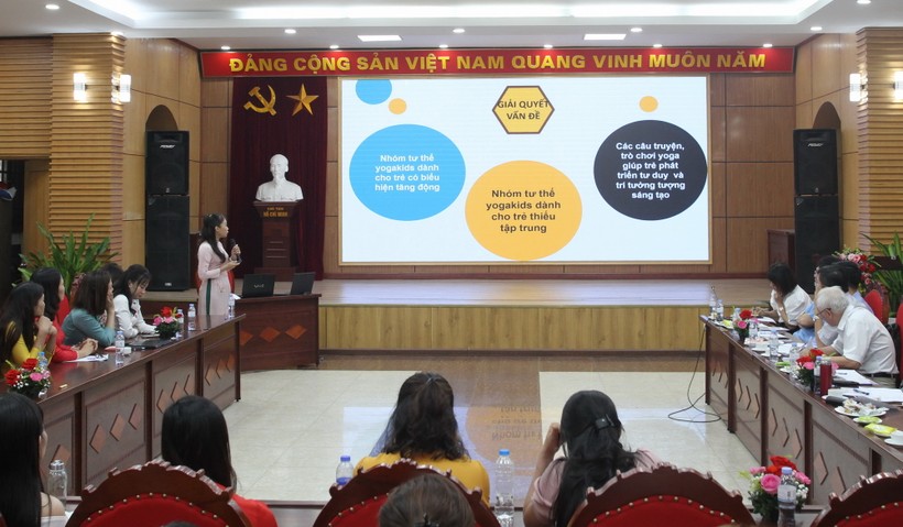 Cô Trần Lan Phương - giáo viên Trường mầm non Tương Mai (quận Hoàng Mai) trình bày báo cáo trước hội đồng xét duyệt giải thưởng. ảnh 1