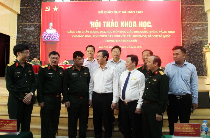 Thứ trưởng Bộ GD&ĐT Nguyễn Văn Phúc trao đổi cùng các đại biểu dự Hội thảo. ảnh 3