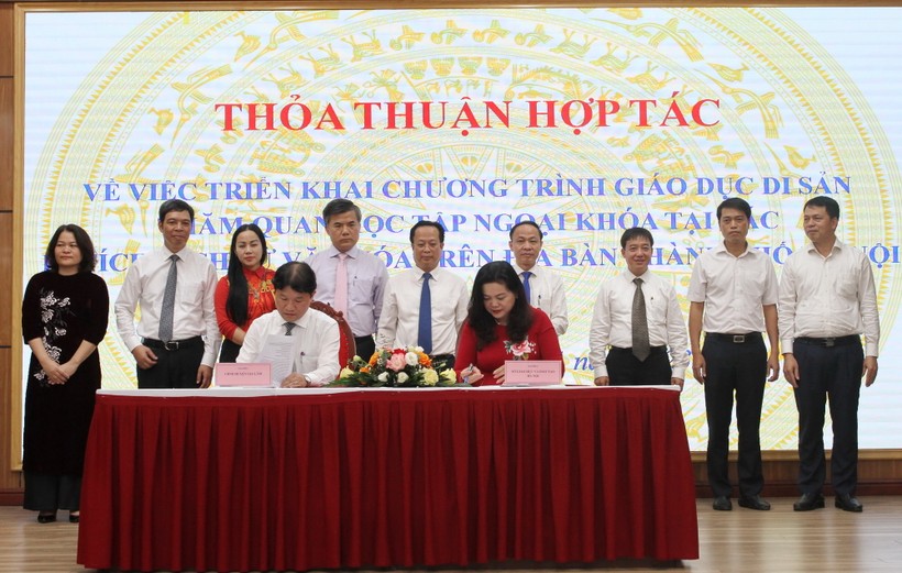 Lãnh đạo Sở GD&ĐT Hà Nội kí kết thỏa thuận hợp tác với UBND huyện Gia Lâm