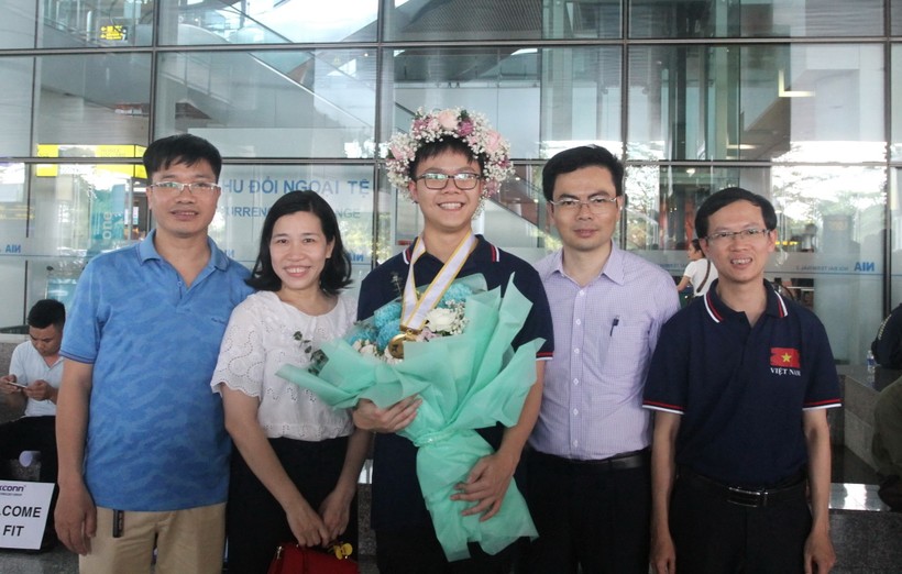 Việt Hưng chia sẻ niềm vui chiến thắng với bố mẹ và các thầy giáo trường THPT chuyên Khoa học Tự nhiên.