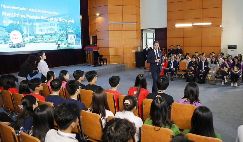 Thủ tướng Hà Lan giao lưu cùng học sinh Trường THPT chuyên Hà Nội - Amsterdam. Ảnh: TTXVN
