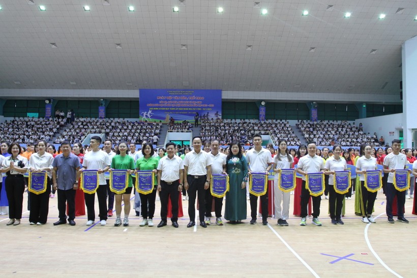 Ban tổ chức trao cờ lưu niệm cho các đơn vị tham gia Ngày hội.