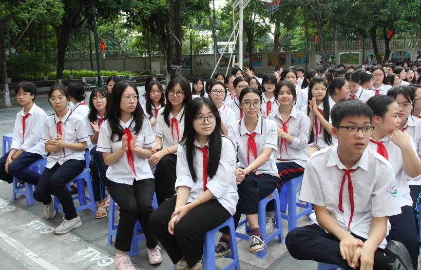 Học sinh Trường THCS Nghĩa Tân (quận Cầu Giấy, Hà Nội) theo dõi cuộc thi.