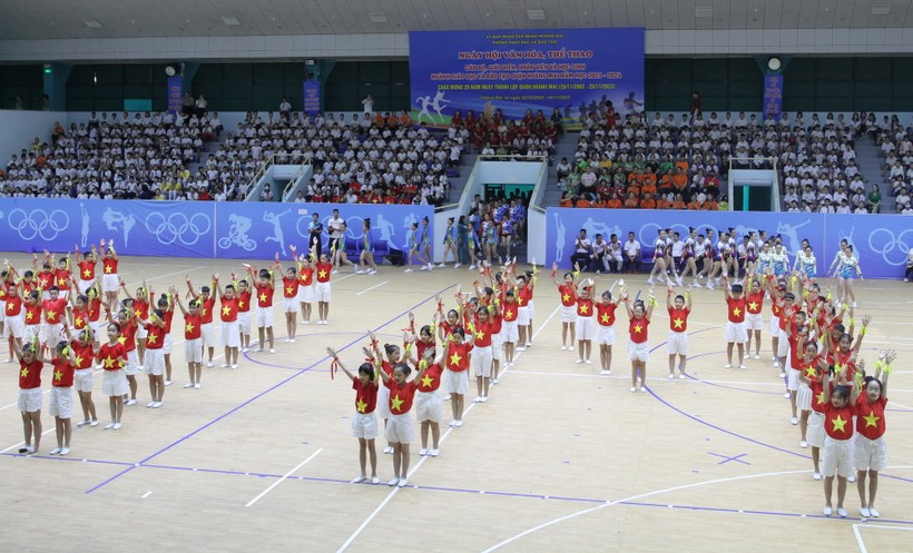 Học sinh quận Hoàng Mai biểu diễn tiết mục chào mừng.