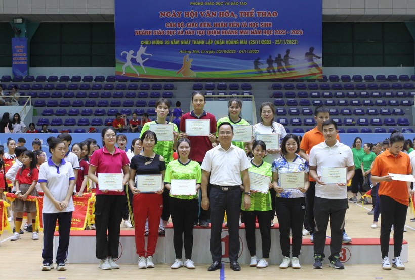 Khép lại Ngày hội, Ban tổ chức đã trao cờ và giấy chứng nhận cho các tập thể và cá nhân đạt thành tích xuất sắc, đạt giải tại các môn thi.