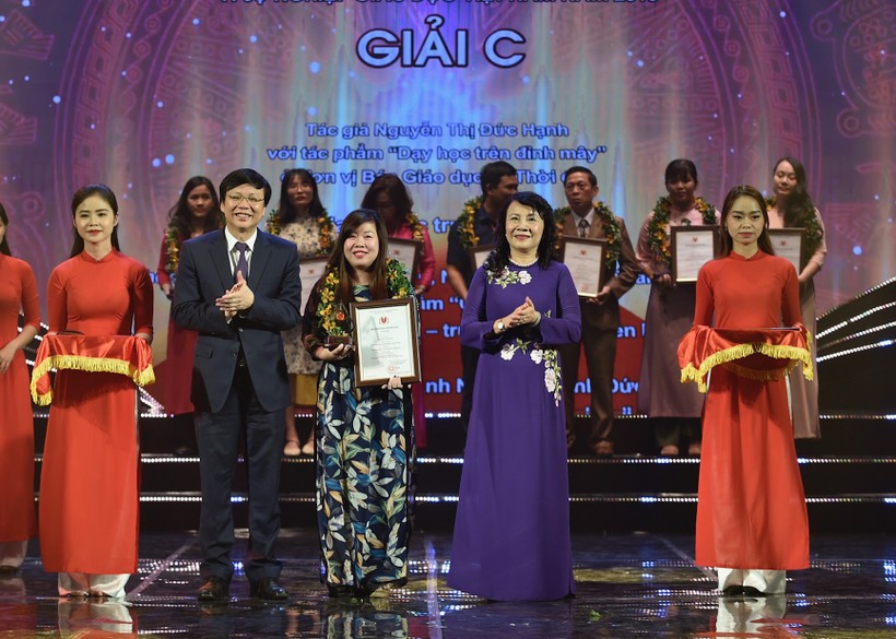 Tác giả Dương Phương Liên nhận giải C giải Báo chí vì sự nghiệp Giáo dục Việt Nam năm 2018 thể loại báo Điện tử.