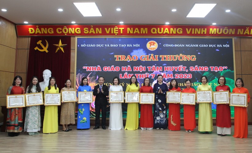 Phó Giám đốc Sở GD&ĐT Hà Nội Nguyễn Quang Tuấn và Phó Giám đốc Sở GD&ĐT Hà Nội Trần Lưu Hoa trao giải cho các nhà giáo.
