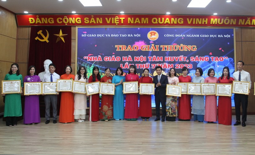 Chủ tịch Công đoàn ngành Giáo dục Hà Nội Đỗ Văn Nam, Phó chủ tịch Công đoàn ngành Giáo dục Hà Nội Nguyễn Hà Thanh trao giải thưởng cho các nhà giáo.