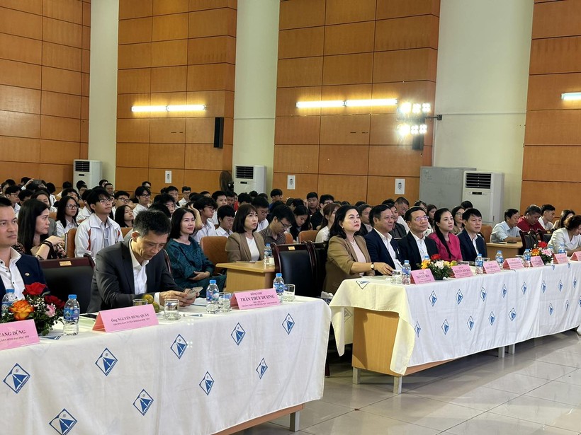 Các đại biểu tham dự ngày hội công nghệ thông tin và STEM cụm trường THPT Thanh Xuân - Cầu Giấy.