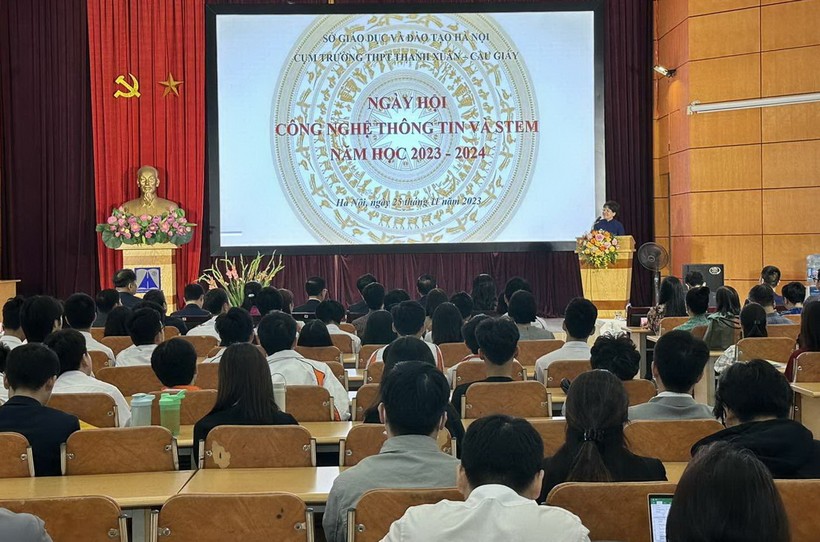 Bà Trần Thùy Dương - Hiệu trưởng Trường THPT chuyên Hà Nội - Amsterdam phát biểu khai mạc ngày hội.