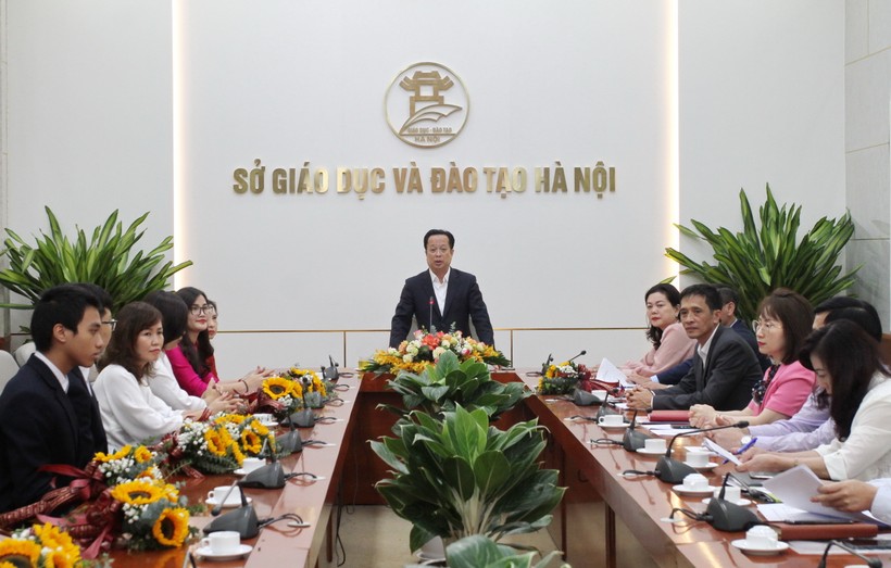 Giám đốc Sở GD&amp;ĐT Hà Nội Trần Thế Cương phát biểu giao nhiệm vụ cho đội tuyển.