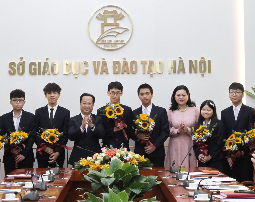 Lãnh đạo Sở GD&ĐT Hà Nội gặp mặt động viên các em học sinh.