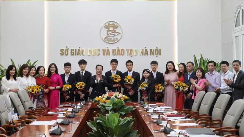 Lãnh đạo Sở GD&amp;ĐT Hà Nội chụp ảnh lưu niệm cùng đội tuyển học sinh tham dự kỳ thi IJSO năm 2023.