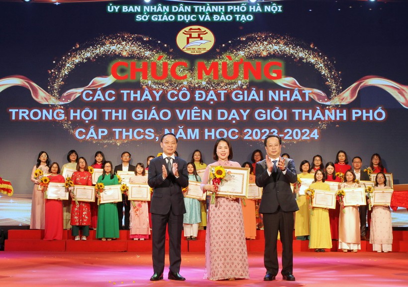 Lãnh đạo Sở Giáo dục và Đào tạo Hà Nội trao thưởng giáo viên đoạt giải Nhất.