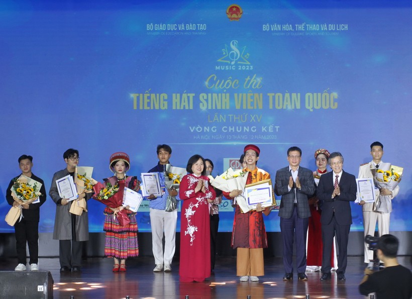 Thứ trưởng Ngô Thị Minh trao giải Nhất cho tiết mục của Trường Đại học Kinh tế Luật, Đại học Quốc gia TPHCM.