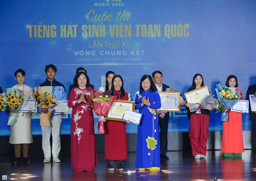 Thứ trưởng Bộ GD&ĐT Ngô Thị Minh và Phó Chủ nhiệm Uỷ ban Văn hoá, Giáo dục của Quốc hội Nguyễn Thị Mai Hoa trao giải Nhất toàn đoàn cho Trường Đại học Kinh tế - Luật, Đại học Quốc gia TP HCM.