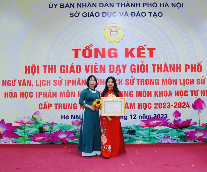 Cô Bùi Thị Hồng Thủy - Hiệu trưởng Trường THCS Khương Thượng chúc mừng đồng nghiệp đoạt giải Nhất trong Hội thi giáo viên dạy giỏi cấp thành phố.