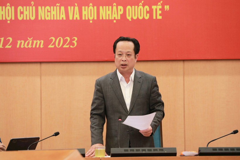 Giám đốc Sở GD&ĐT Hà Nội Trần Thế Cương phát biểu tham luận tại điểm cầu thành phố Hà Nội.