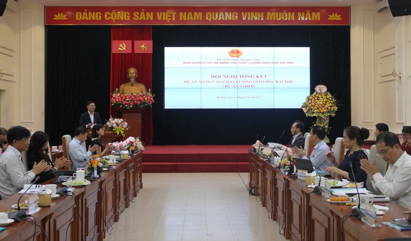 Giám đốc Ban Quản lý dự án SAHEP Đặng Văn Huấn báo cáo kết quả dự án.