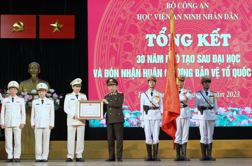 Bộ trưởng Tô Lâm trao Huân chương Bảo vệ Tổ quốc hạng Ba cho tập thể Học viện An ninh Nhân dân.