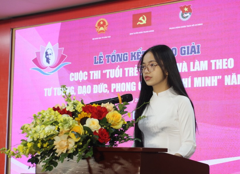 Em Vũ Thị Ngọc Ánh, học sinh lớp 12A Trường THPT Bình Minh (tỉnh Ninh Bình) chia sẻ cảm xúc tại lễ trao giải.