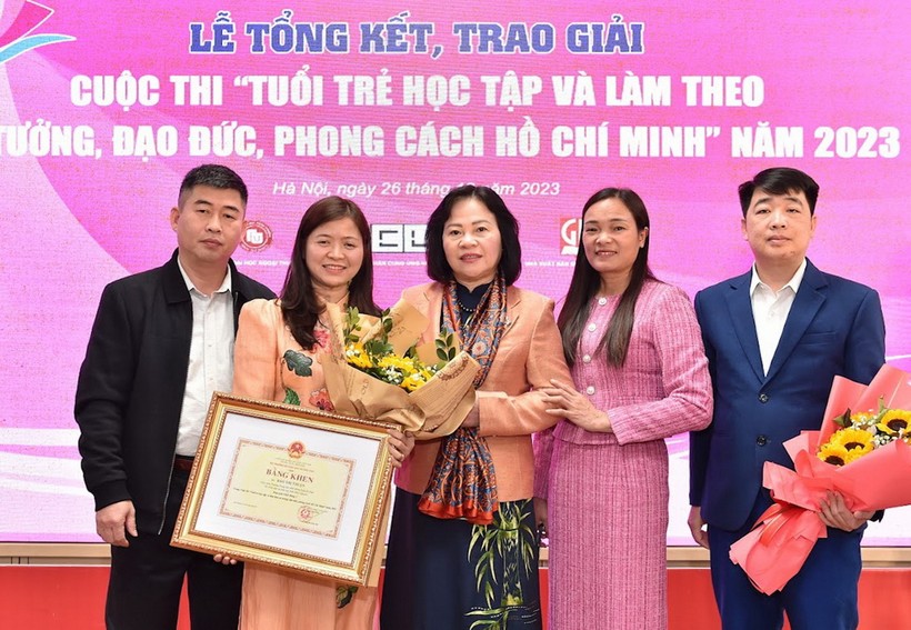 Cô giáo Đào Thị Thuận giành giải Nhất cuộc thi Học và làm theo Bác năm 2023.