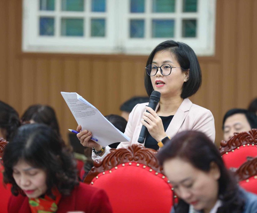 Bà Trịnh Thị Lệ Thu - Phó Hiệu trưởng Trường tiểu học Bình Minh chia sẻ tại hội nghị.