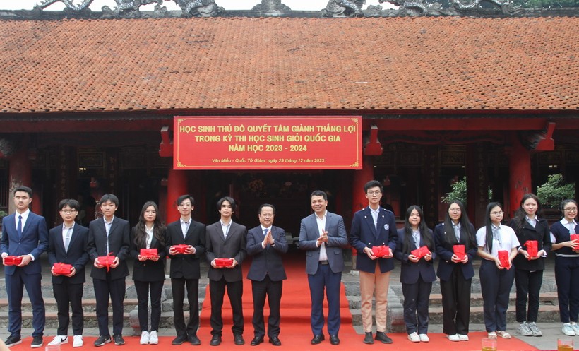 Giám đốc Sở GD&ĐT Hà Nội tặng quà chúc mừng các đội tuyển.
