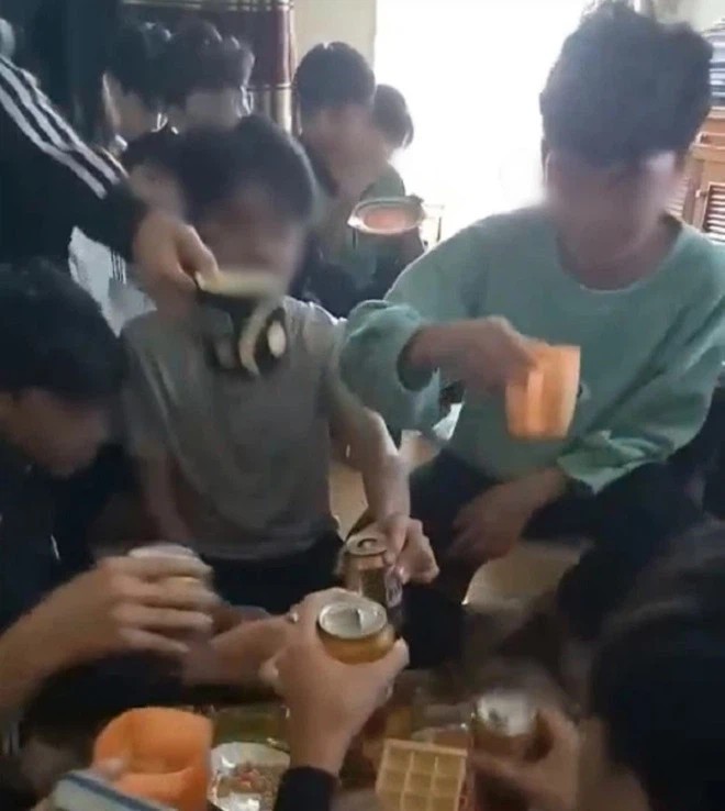 Cô Nguyễn Thị Xuyến uống bia cùng với học sinh và quay clip đăng lên trang Facebook cá nhân. Ảnh cắt từ clip