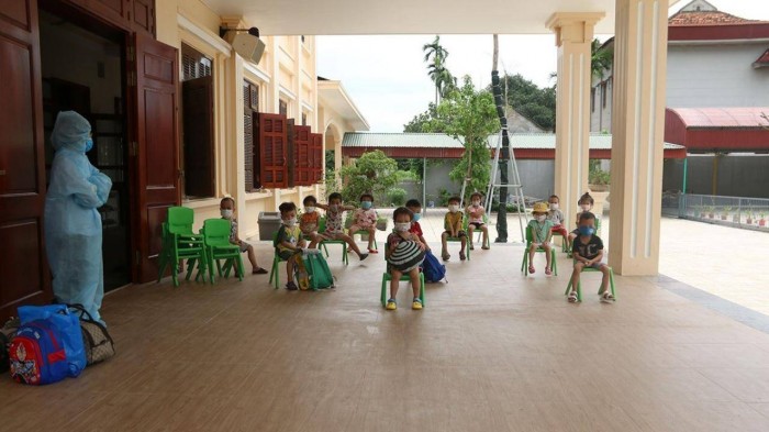 24 trẻ Mầm non học lớp 3 tuổi cùng 6 cô giáo phải cách ly tập trung. Ảnh: Báo Hà Nam