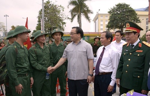 Đồng chí Hoàng Trung Hải, Ủy viên Bộ Chính trị, Bí thư Thành ủy Hà Nội động viên thanh niên huyện Thanh Trì  lên đường nhập ngũ.                                                                                                        